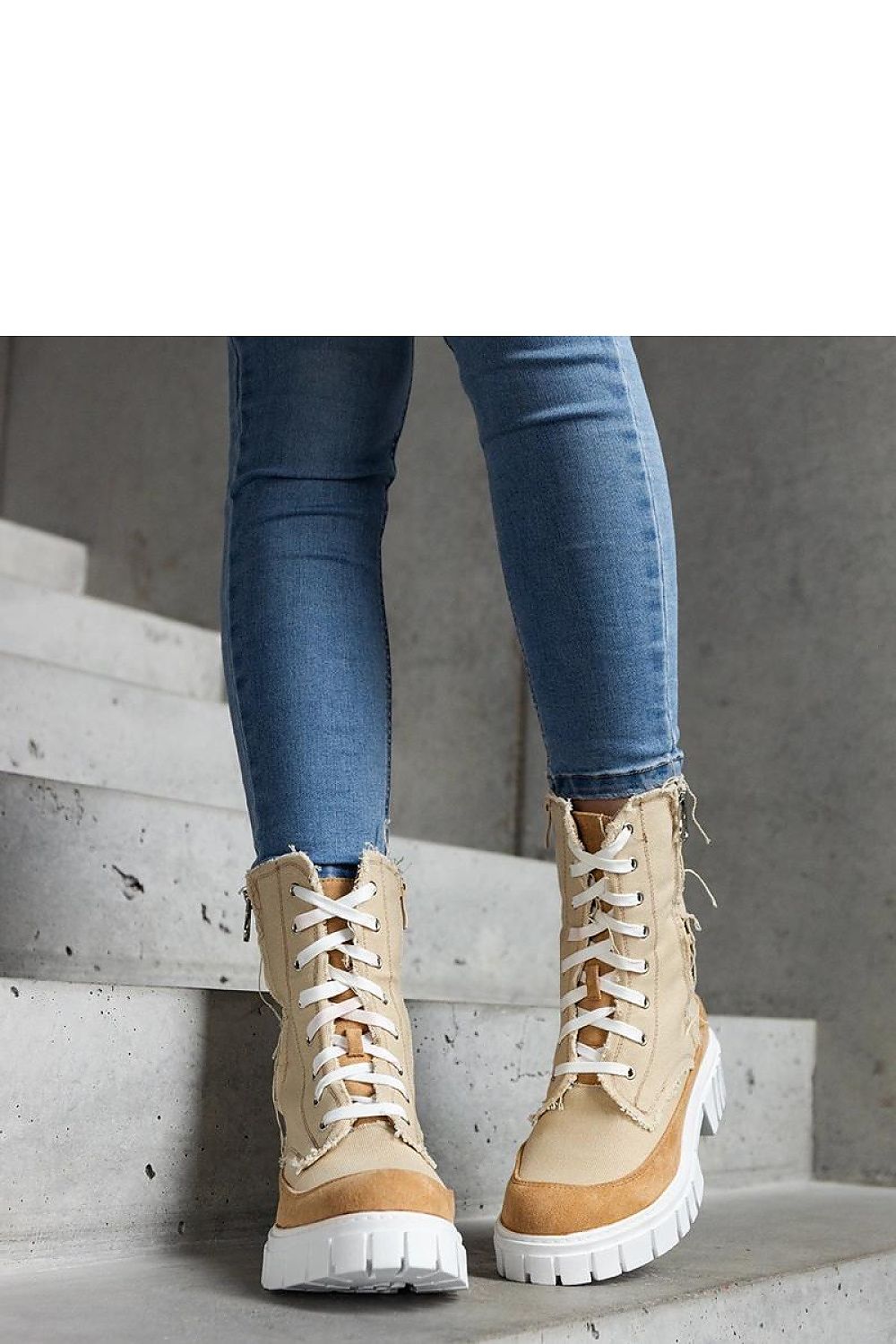  Laarsjes model 204831 Solea 
