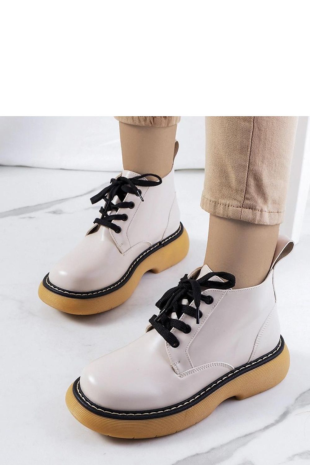  Laarsjes model 205903 Solea 